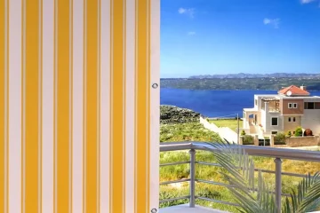 balkonda sarı beyaz çizgili balkon bezi