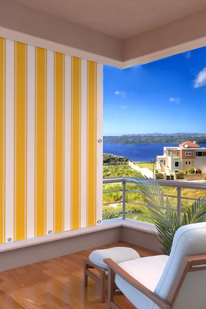 balkonda sarı beyaz çizgili balkon bezi